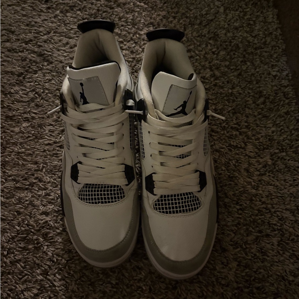 Air Jordan 4 'Military
Black'